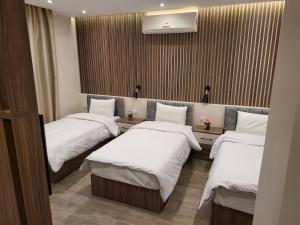 Uma cama ou camas num quarto em STEPS IN Pyramids View