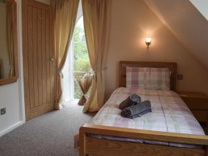 um quarto com uma cama e uma janela em The Chapel em Staveley