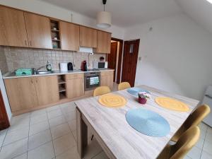 una cocina con una mesa con dos placas azules. en Bohém Apartman, en Nyergesújfalu