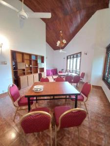 uma sala de jantar com mesa e cadeiras em Lazy Bear Best Hostel in Kandy em Kandy