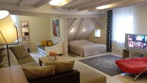 ein Wohnzimmer mit einem Sofa und einem Bett in der Unterkunft Studio Apartment in Pärnu
