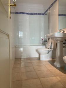 uma casa de banho branca com um lavatório e um WC em Ventanas del Atlántico em Santa Cruz de la Palma