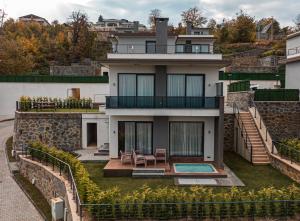 - une vue aérienne sur une maison avec une cour dans l'établissement Nevras Resort Sapanca, à Sapanca