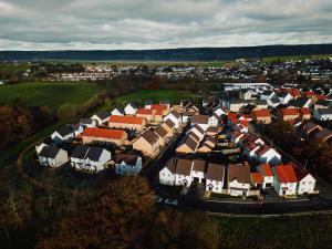 una vista aérea de un suburbio con casas en Immaculate 3 Bedroom Home Barnstaple Devon en Barnstaple