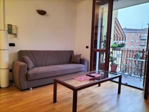 sala de estar con sofá y mesa de centro en CASA ATENE, en Milán