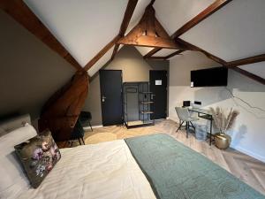 ein Schlafzimmer mit einem Bett und einem TV in einem Zimmer in der Unterkunft Boutique Hotel de Kade Zaandam-Amsterdam in Zaandam