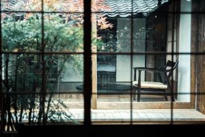 Area soggiorno di Oito 美しい街並みに佇む喫茶と宿