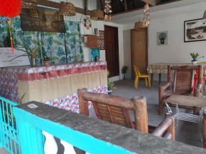 莫阿爾博阿的住宿－Paraiso Hostel Moalboal，一间在房间内配有桌椅的餐厅
