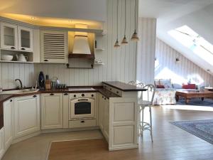 O bucătărie sau chicinetă la LUXURY PENTHOUSE WITH A LAVISH SPA and 2 en-suite bedrooms