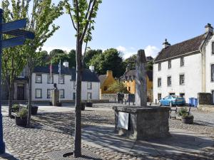 uma rua numa pequena cidade com uma placa de rua em Lime Tree Cottage em Oakley