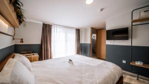 1 dormitorio con 1 cama grande y TV en Urla 1867 Hotel en Ildir