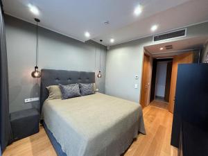 1 dormitorio con cama y pared con luces en Oru Villa - Luxury 3 bedroom apartment, en Viljandi