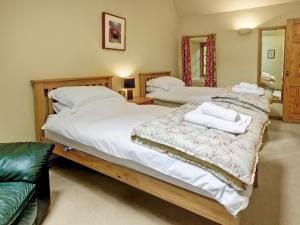 Een bed of bedden in een kamer bij Coach House