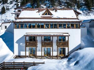une maison dans la neige avec de la neige dans l'établissement Apart Agnes, à Obergurgl