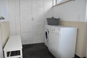 lavadero con lavadora y lavadora en Ferienhaus mit Garten in Nordseenähe, en Langenhorn
