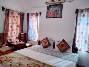 Hotel Mandawa Palace And Restaurent客房内的一张或多张床位