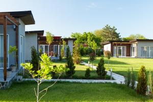 ein Haus mit Garten davor in der Unterkunft Krapets Holiday Villas in Krapets