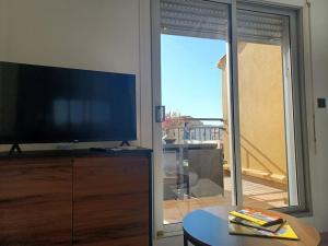 Televízia a/alebo spoločenská miestnosť v ubytovaní CAP'NOMAD Studio Côté Port - terrasse - piscine - parking