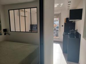 Televízia a/alebo spoločenská miestnosť v ubytovaní CAP'NOMAD Studio Côté Port - terrasse - piscine - parking