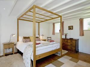 a bedroom with a wooden canopy bed in a room at Limber View in Glaisdale