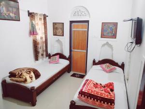 Hotel Mandawa Palace And Restaurent客房内的一张或多张床位
