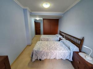 um quarto com 2 camas em Acogedor apartamento en Silgar em Sanxenxo