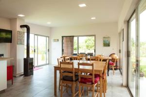 TV a/nebo společenská místnost v ubytování Krapets Holiday Villas