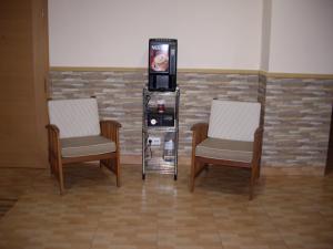 2 sillas y una máquina de videojuegos en una habitación en Hostal Abastos, en Valencia