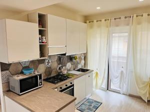 A kitchen or kitchenette at Le case di Lulù
