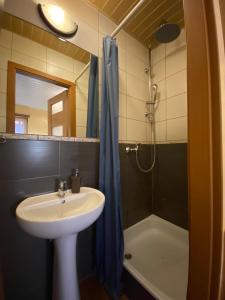 a bathroom with a sink and a shower and a tub at Pokoje Pracownicze Gniezno in Gniezno