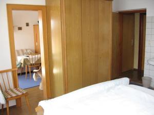 - une chambre avec un lit et une salle à manger dans l'établissement Familienferienwohnung Haus Praschberger, à Ebbs