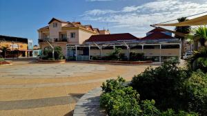 ein Stadtplatz mit einem großen Gebäude mit einem Innenhof in der Unterkunft Ocean Penthouse - Santa Maria in Santa Maria