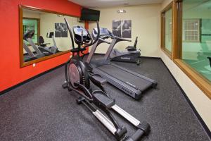 The fitness centre and/or fitness facilities at Country Inn & Suites by Radisson, Macedonia, OH