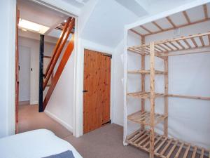 um quarto com um beliche e uma escada em Smithy em Saint Martin