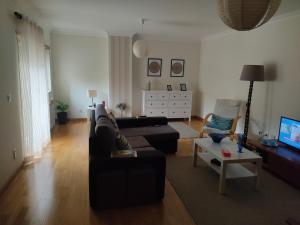 uma sala de estar com um sofá e uma mesa em Apartamento Central em Torres Vedras