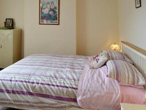 سرير أو أسرّة في غرفة في Trevina