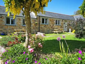 PorthtowanにあるOak Barnの花の咲く庭のある家