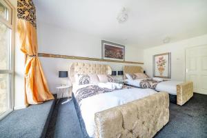 a bedroom with two beds and a couch at *C.sani* Setup for your most relaxed & amazing stay + Free Parking + Free Fast WiFi * in Leeds