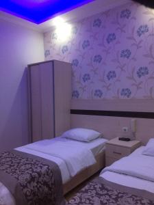 Unyeにあるburak otelの紫色の天井のベッドルーム1室(ベッド2台付)