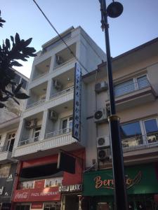 a building on the corner of a street at burak otel in Unye