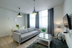 salon z kanapą i stołem w obiekcie Zamkowa15 Apartments w Krakowie