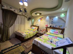 una camera con due letti in una stanza con soffitto di Lovely 3 - Bedrooms apartment in Miami Bahary ad Alessandria d'Egitto