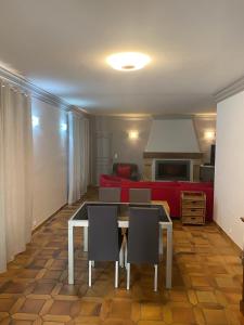 - un salon avec une table et un canapé rouge dans l'établissement Foix Villa 150m2 dans très grand parc arboré, à Foix