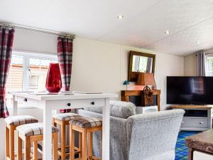 een woonkamer met een tafel en stoelen bij Salmon Leap Lodge in Dollar