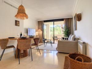 een woonkamer met een eettafel en stoelen bij Roda Golf Resort - 8809 in San Javier