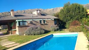 uma casa com piscina em frente a uma casa em Aldea de Montaña ,La Pichuca em Carpintería