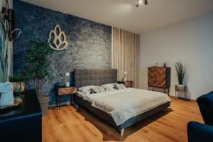 1 dormitorio con 1 cama grande en una habitación en Apartmány J&J, en Šumperk