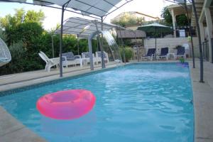 בריכת השחייה שנמצאת ב-Sounds Suite for families או באזור