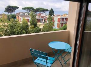einen blauen Tisch und Stuhl auf einem Balkon mit Aussicht in der Unterkunft Le case di Lulù in Terracina