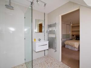 y baño con ducha, lavabo y espejo. en Shoreline Penthouse - 27142, en Alnmouth
